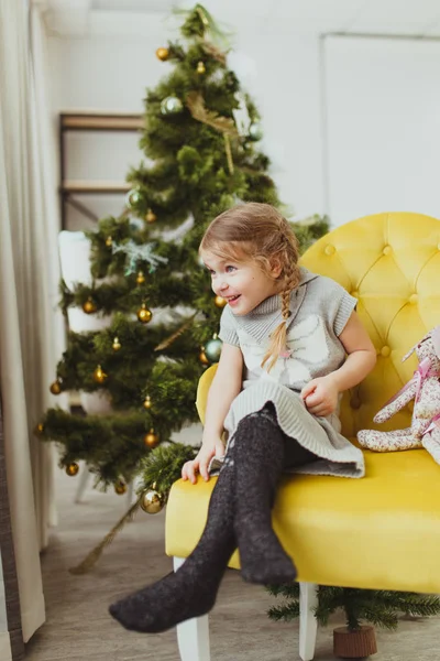 Uma Menina Muito Pensativa Sentada Numa Poltrona Perto Árvore Cristmas — Fotografia de Stock