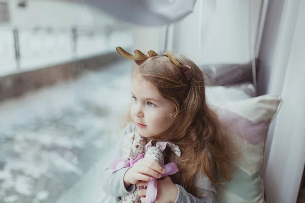 Hübsches Mädchen Sitzt Fenster Und Spielt Mit Plüschtier — Stockfoto