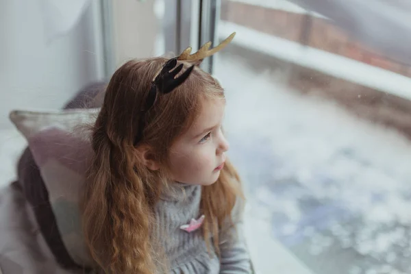 Porträt Eines Hübschen Mädchens Das Fenster Sitzt — Stockfoto
