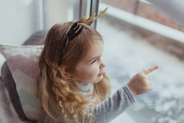 Porträtt Söt Flicka Sitter Nära Fönstret Intdoor — Stockfoto