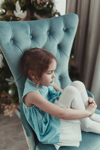 Uma Menina Muito Pensativa Sentada Numa Poltrona Perto Árvore Cristmas — Fotografia de Stock