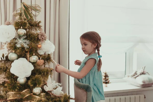 Criança Muito Pensativa Perto Árvore Cristmas Interior — Fotografia de Stock