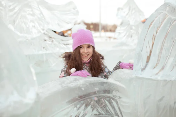 Portrait Jolie Fille Heureuse Sur Fond Terrain Jeu Glace Extérieur — Photo