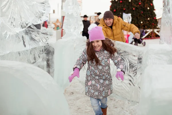 Happy Girl Jouer Sur Une Aire Jeux Glace Plein Air — Photo