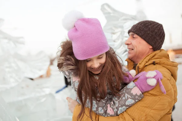 Chica Feliz Jugando Patio Hielo Aire Libre — Foto de Stock