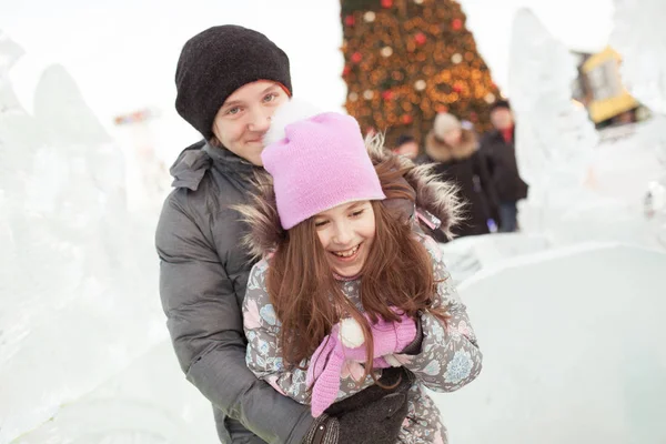 Portret Van Gelukkige Kinderen Ijs Speeltuin Broer Zus Lopen Winter — Stockfoto