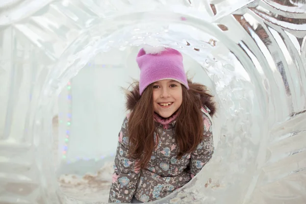 Retrato Chica Bastante Feliz Fondo Del Patio Hielo Aire Libre — Foto de Stock