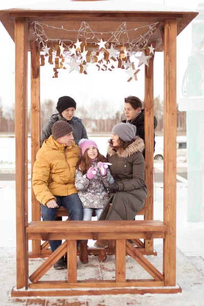 Büyük Aile Kış Buz Bahçesi Açık Içinde Yürümek — Stok fotoğraf