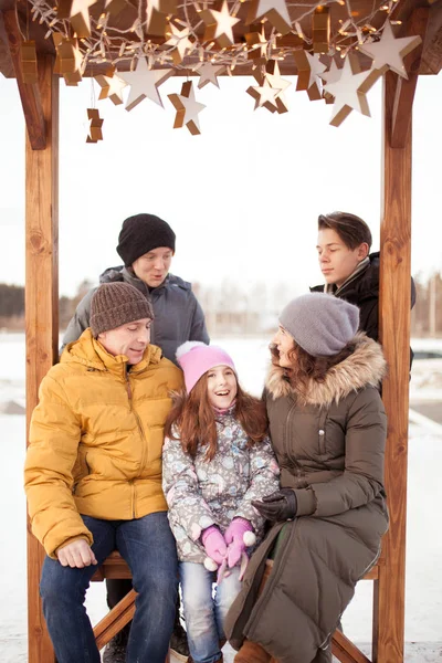 Büyük Aile Kış Buz Bahçesi Açık Içinde Yürümek — Stok fotoğraf