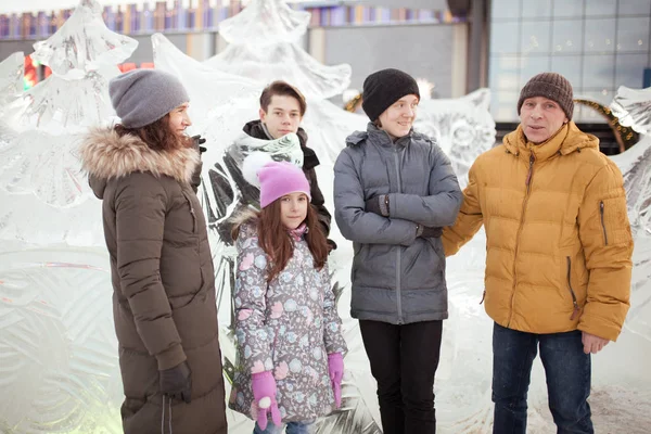 Spaziergang Große Familie Winter Eisspielplatz Freien — Stockfoto