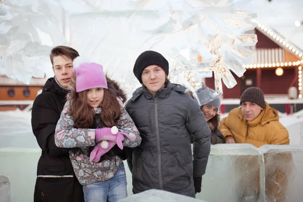 Promenade Famille Dans Aire Jeux Hiver Plein Air — Photo