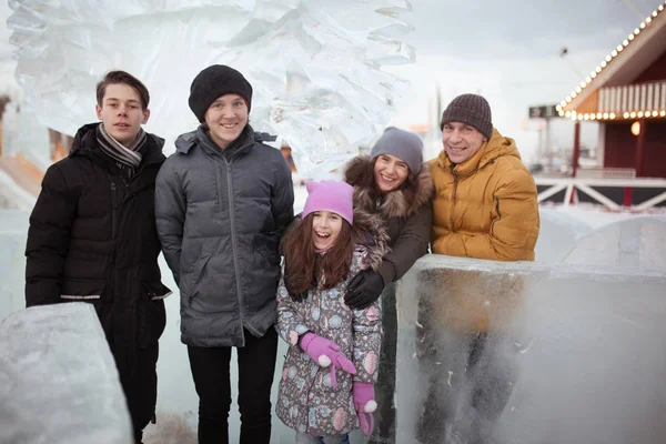 Caminhe Grande Família Parque Infantil Gelo Inverno Livre — Fotografia de Stock