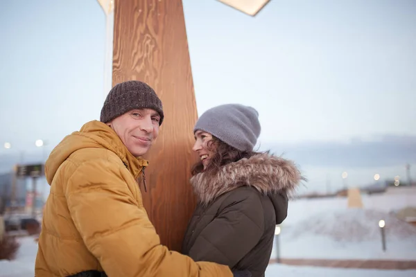 Portret Van Gelukkige Paar Man Vrouw Knuffelen Winter Park Buiten — Stockfoto