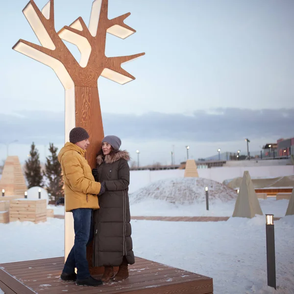 Retrato Casal Feliz Homem Mulher Abraçando Parque Inverno Livre — Fotografia de Stock