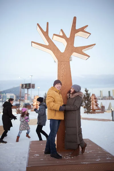 Caminar Familia Grande Patio Hielo Invierno Aire Libre — Foto de Stock