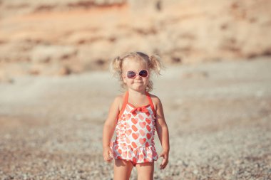 sevimli kız plaj boyunca yürüyüş