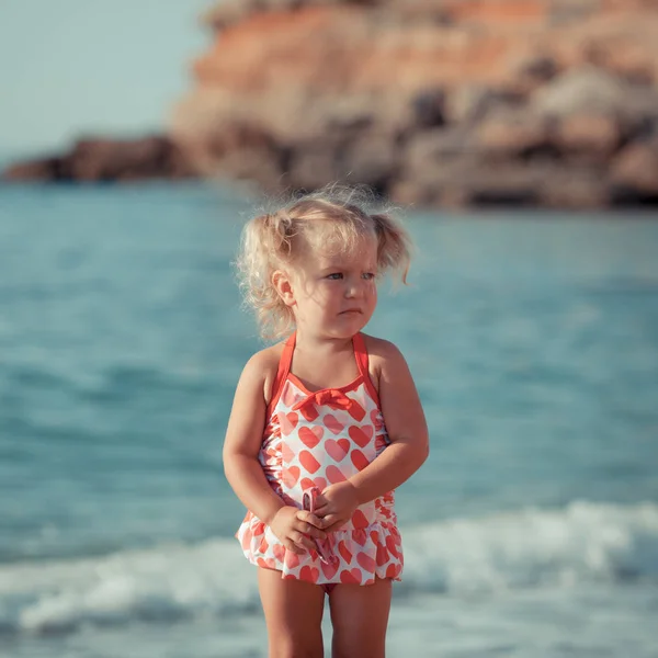 Adorabile Ragazza Che Cammina Lungo Spiaggia All Aperto — Foto Stock