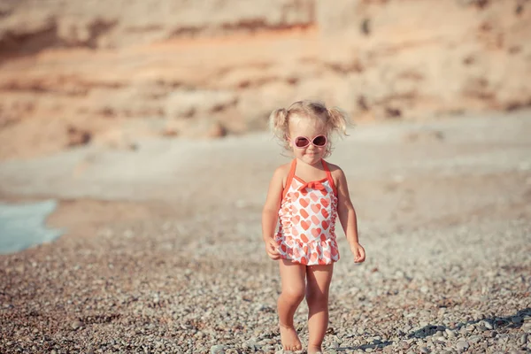 Adorabile Ragazza Che Cammina Lungo Spiaggia — Foto Stock