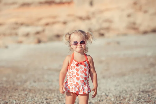 Adorabile Ragazza Che Cammina Lungo Spiaggia — Foto Stock