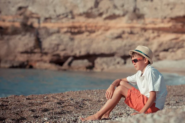 Portrett Tenåringer Som Sitter Ved Havet Utendørs – stockfoto