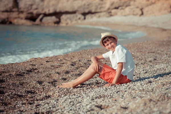 青少年的肖像坐在海边 — 图库照片