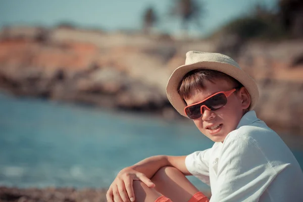 Retrato Adolescente Sentado Cerca Del Mar Aire Libre — Foto de Stock