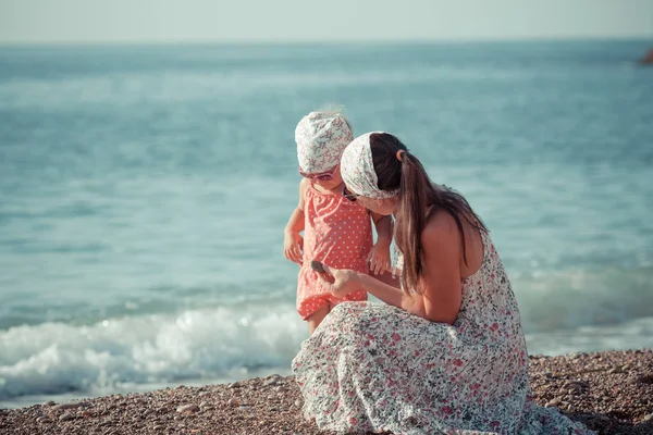 Porträt Einer Glücklichen Mutter Und Tochter Auf See — Stockfoto