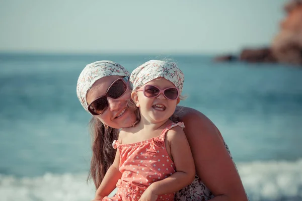 Porträt Einer Glücklichen Mutter Und Tochter Auf See — Stockfoto