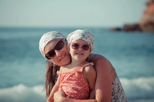 Портрет Счастливой Матери Дочери Море — стоковое фото