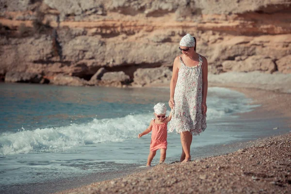 Portrait Happy Mother Daughter Sea — Stock Photo, Image