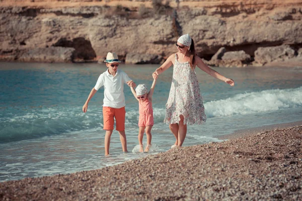 Feliz Mamá Los Niños Van Largo Orilla Del Mar — Foto de Stock