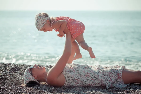 Πορτρέτο Της Ευτυχισμένη Μητέρα Και Κόρη Στη Θάλασσα — Φωτογραφία Αρχείου