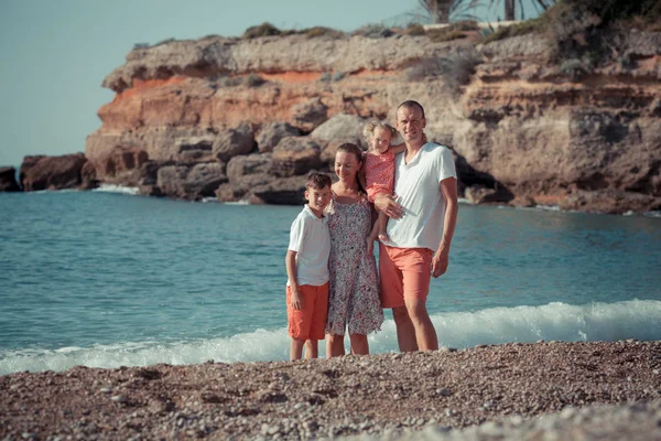 Deniz Kıyısı Boyunca Mutlu Aile Git — Stok fotoğraf