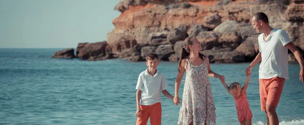 Familia Feliz Largo Orilla Del Mar — Foto de Stock