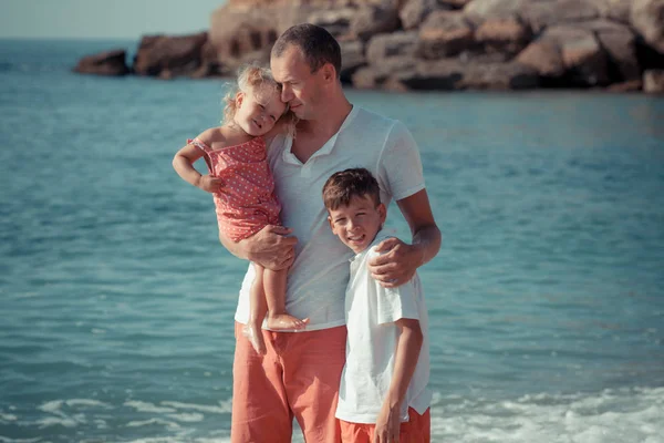 Felice Padre Figli Vanno Lungo Riva Del Mare — Foto Stock