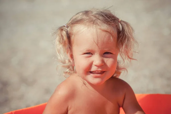Hübsche Kleine Mädchen Spielen Pool Spielzeug Der Nähe Des Meeres — Stockfoto