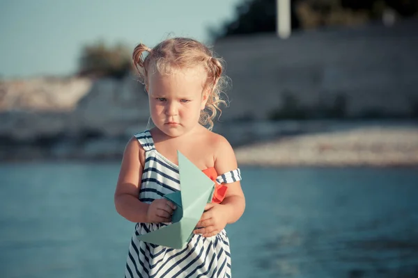Hübsches Kleines Mädchen Spielt Mit Einem Papierboot Meer — Stockfoto
