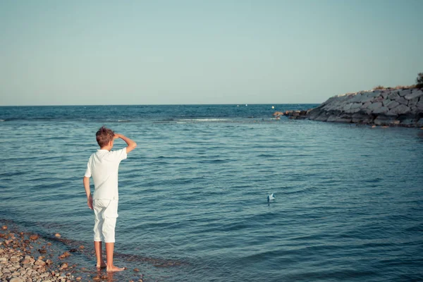 Junge Spielt Mit Papierboot Meer Und Träumt — Stockfoto