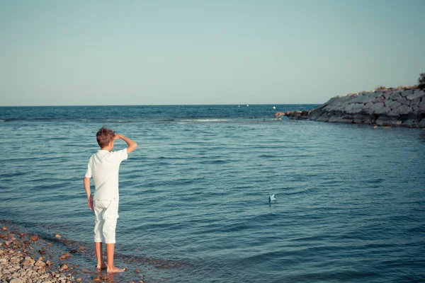 Menino Brinca Com Barco Papel Junto Mar Sonha — Fotografia de Stock