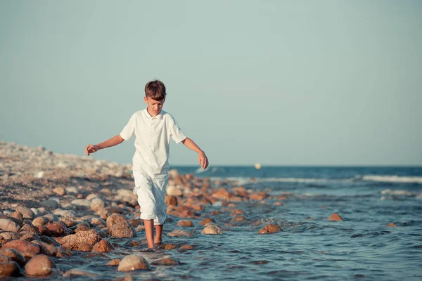 站在海边的少年肖像 — 图库照片