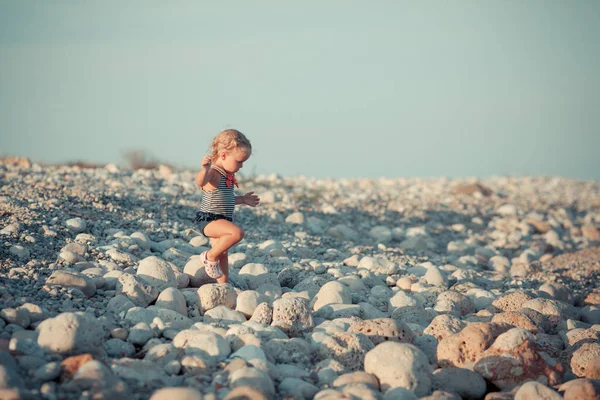 Adorable Chica Caminando Por Playa — Foto de Stock