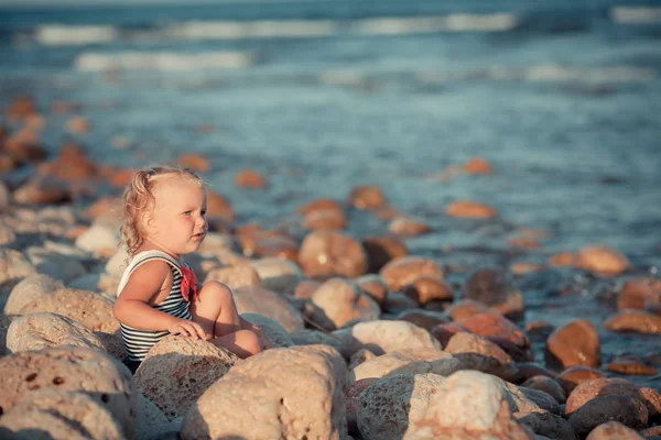 Entzückendes Mädchen Das Strand Entlang Geht — Stockfoto