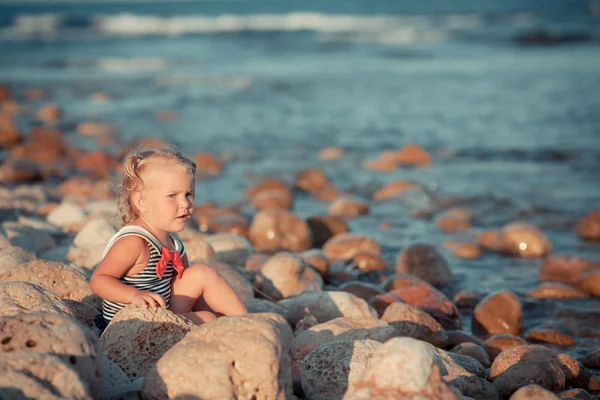 Entzückendes Mädchen Das Strand Entlang Geht — Stockfoto