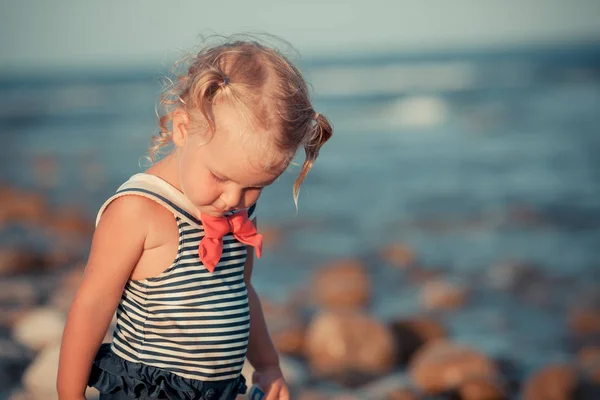 Schattig Meisje Wandelen Langs Strand — Stockfoto