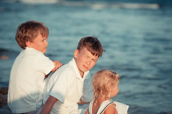 Hübsche Kleine Mädchen Und Jungen Sitzen Strand — Stockfoto