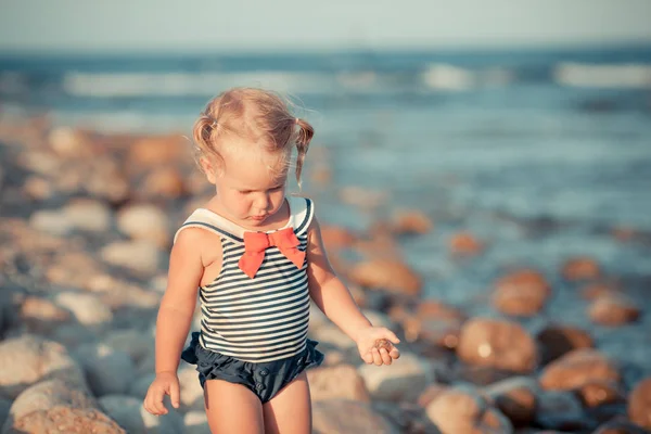 Adorabile Ragazza Che Cammina Lungo Spiaggia — Foto Stock