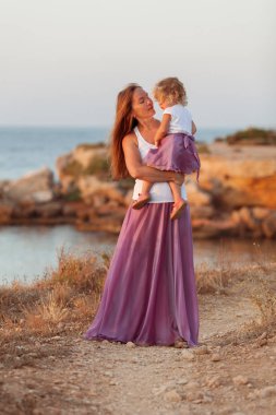 Mutlu güzel anne ve küçük kızı deniz kenarında portresi