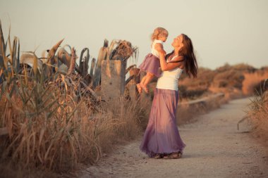 Mutlu güzel anne ve küçük kızı deniz kenarında portresi