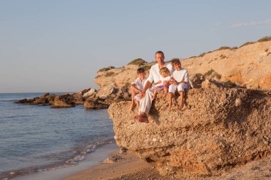 Neşeli mutlu baba, oğulları ve deniz, İspanya arka plan üzerinde küçük kız portresi