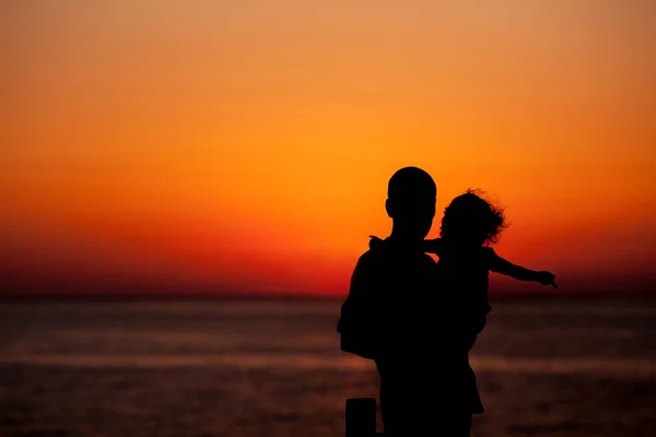 Porträt Glücklicher Vater Und Tochter Auf See — Stockfoto